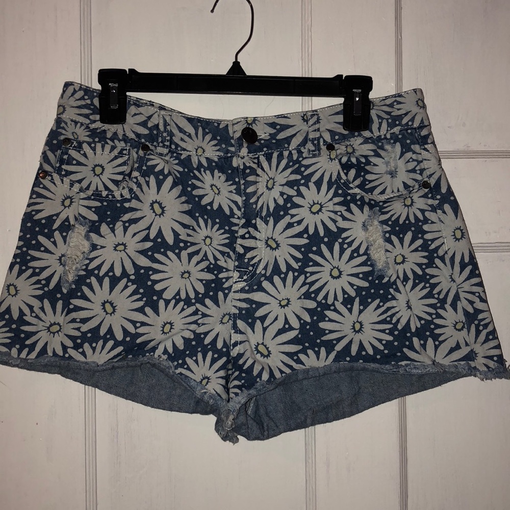 High rise daisy jean shorts!🌼
